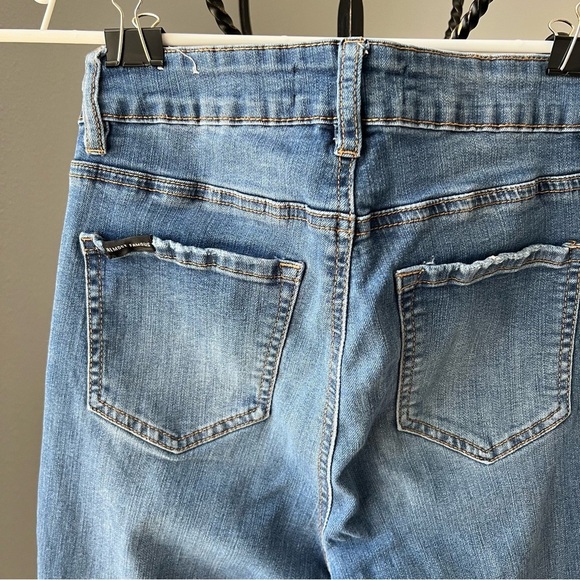 Almost famous size 5, distressed skinny jeans - Picture 4 of 10